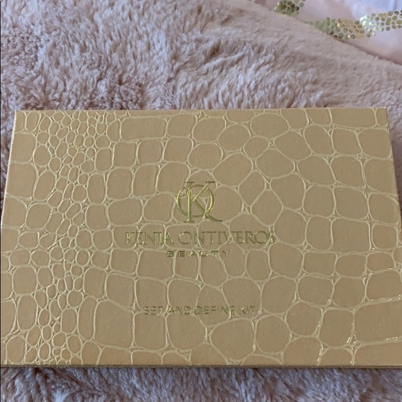 KENIA ONTIVEROS BEAUTY-Set and Devine Kit - Picture 6 of 8